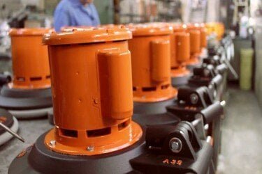 Enceradeiras industriais usadas na remoção de cera de pisos comerciais