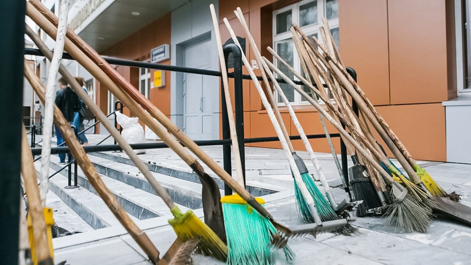 Prateleiras organizadas com materiais de limpeza hospitalar