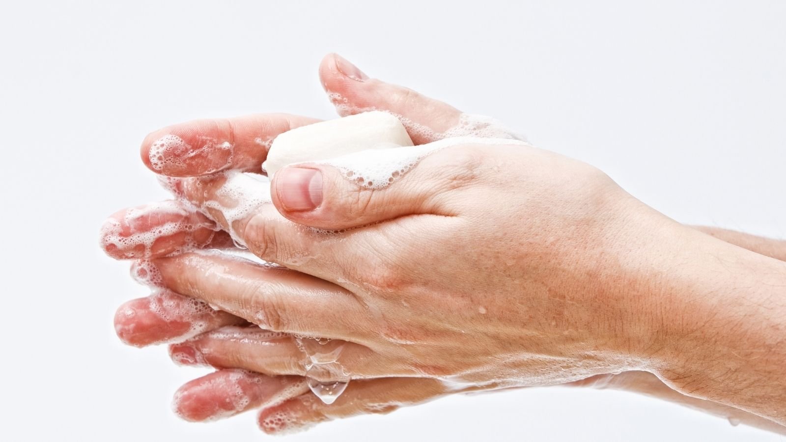Profissional de saúde higienizando as mãos