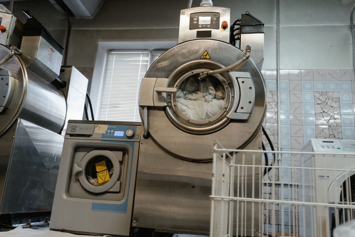 Lavadoras industriais de grande porte em uma lavanderia profissional