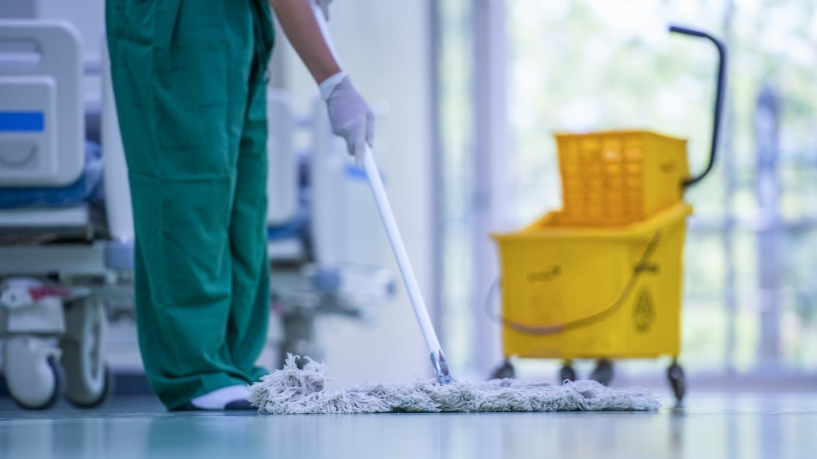 Profissional realizando tratamento de piso em ambiente comercial